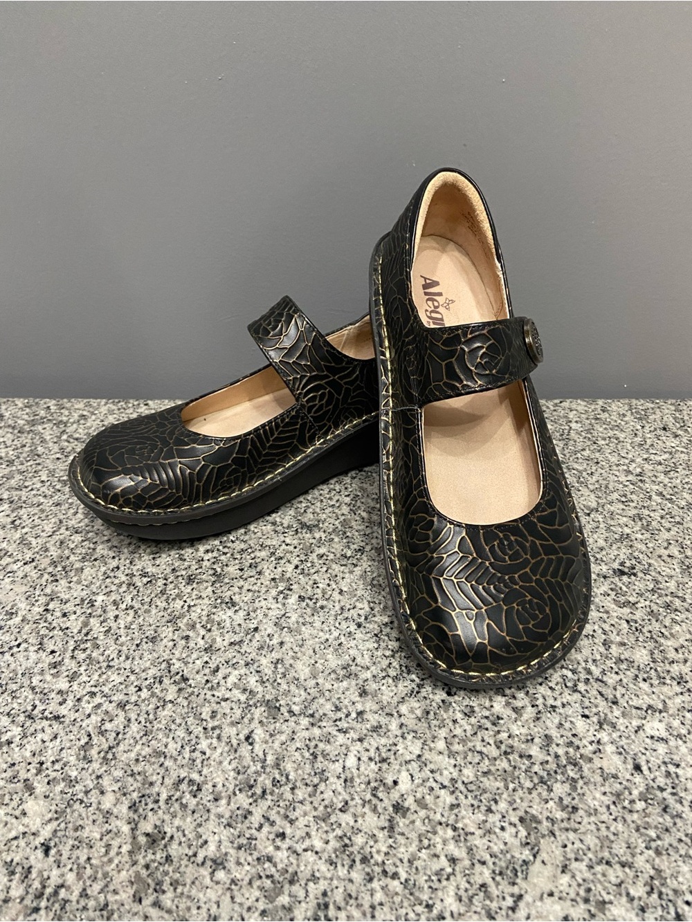 ALEGRIA Mary Jane Shoes Black Gold Embossed Leather Strap Comfort Size 8 EU 38